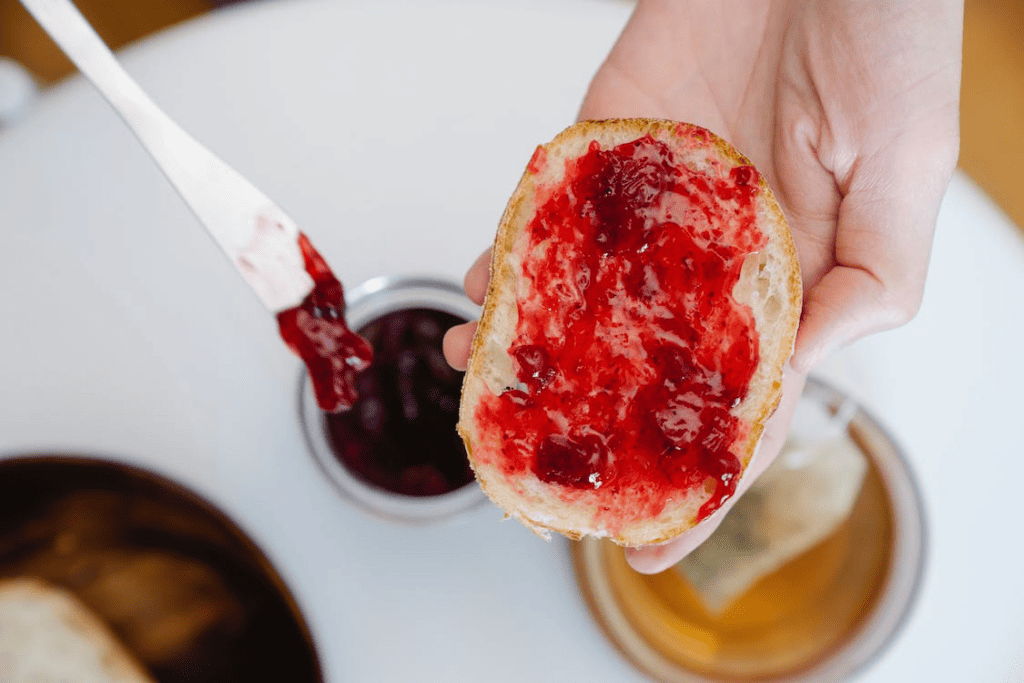 想要自己製作純天然的草莓醬，其實也很費工夫／圖取自 Pexels